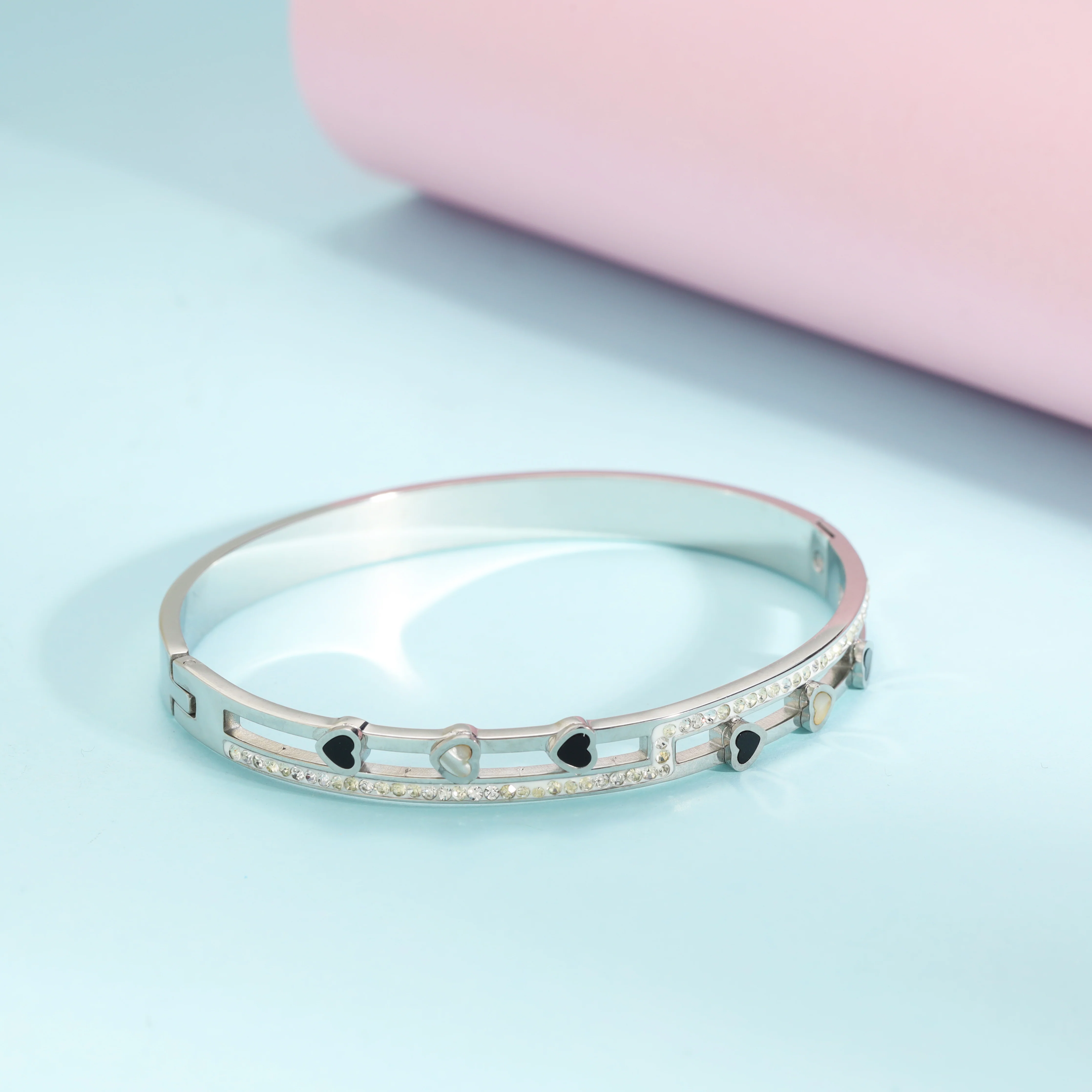 6mm Damen Armreifen Armband Herz Motiv aus Edelstahl - Image 2