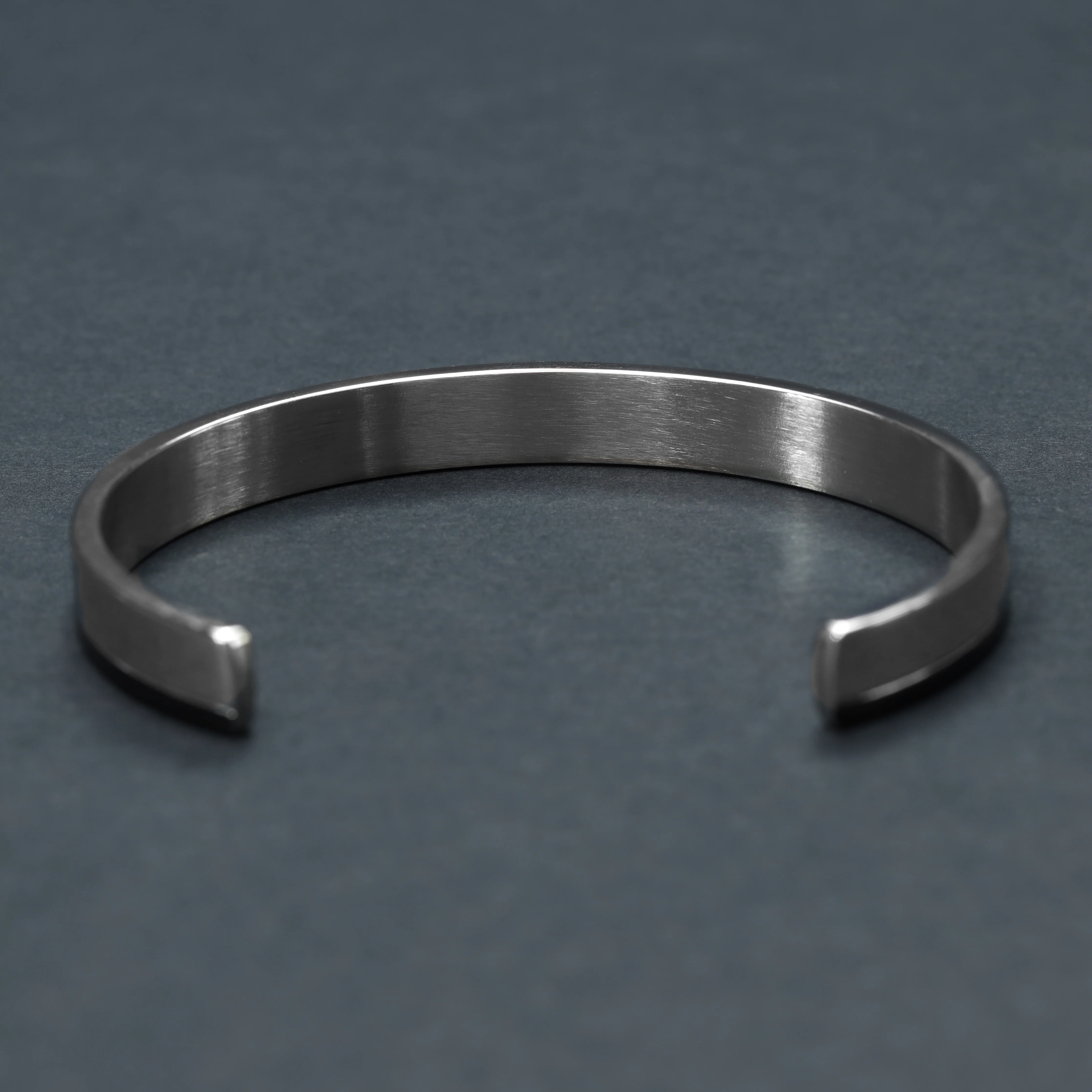 Armreif Armband 8mm breit Zirkoniastein und Schriftzug aus Edelstahl - Image 4