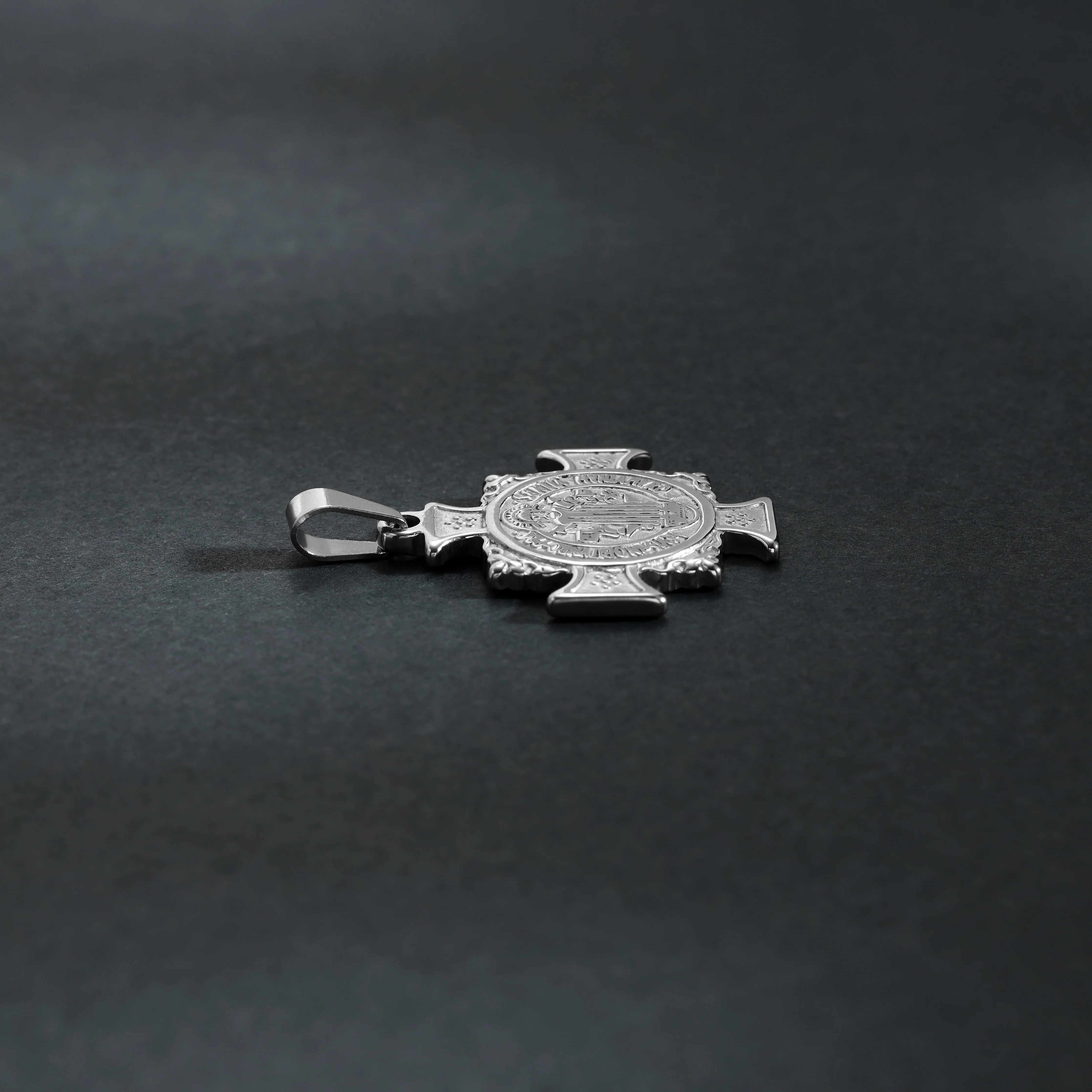 Verschiedene Kreuz Anhänger aus Edelstahl Iced Out Stil Kreuz / Heiliger Benedikt  / Ankh Kreuz / Kreuz Medaillon - Image 12